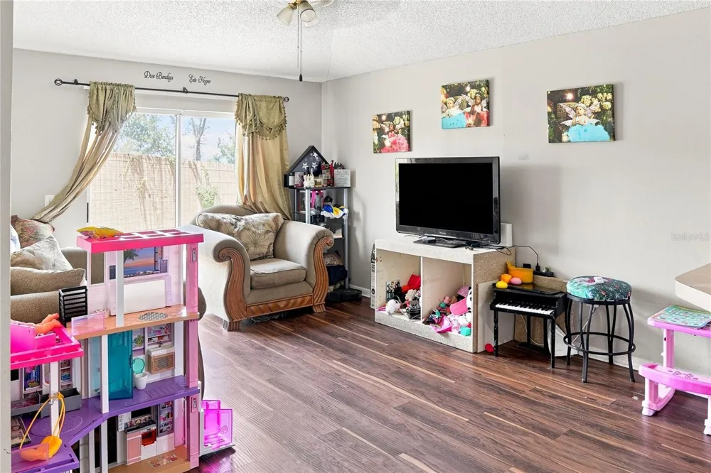 4243 MENDENWOOD LANE Orlando, FL 32826