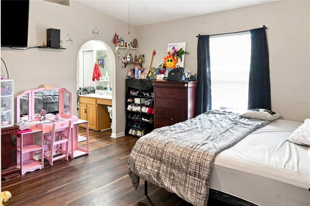 4243 MENDENWOOD LANE Orlando, FL 32826