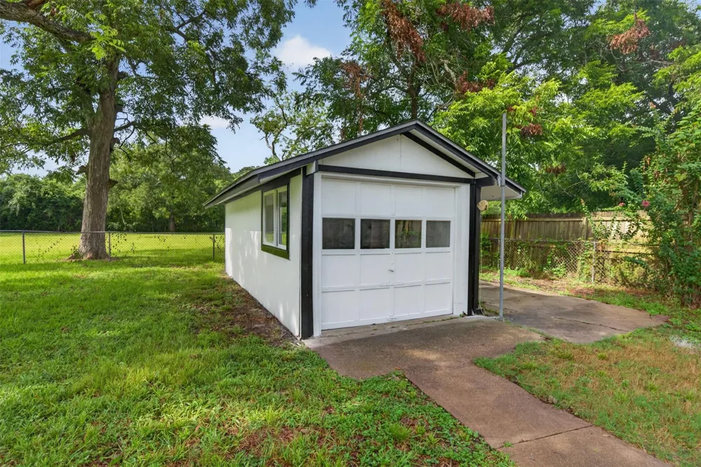 310 Nasturtium Street Lake Jackson, TX 77566