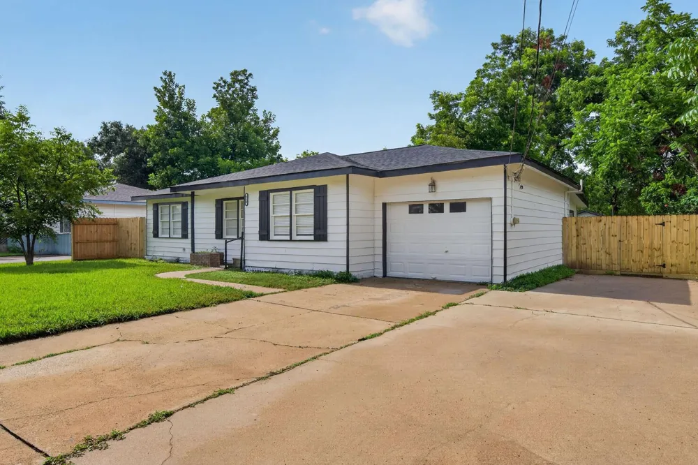 310 Nasturtium Street Lake Jackson, TX 77566