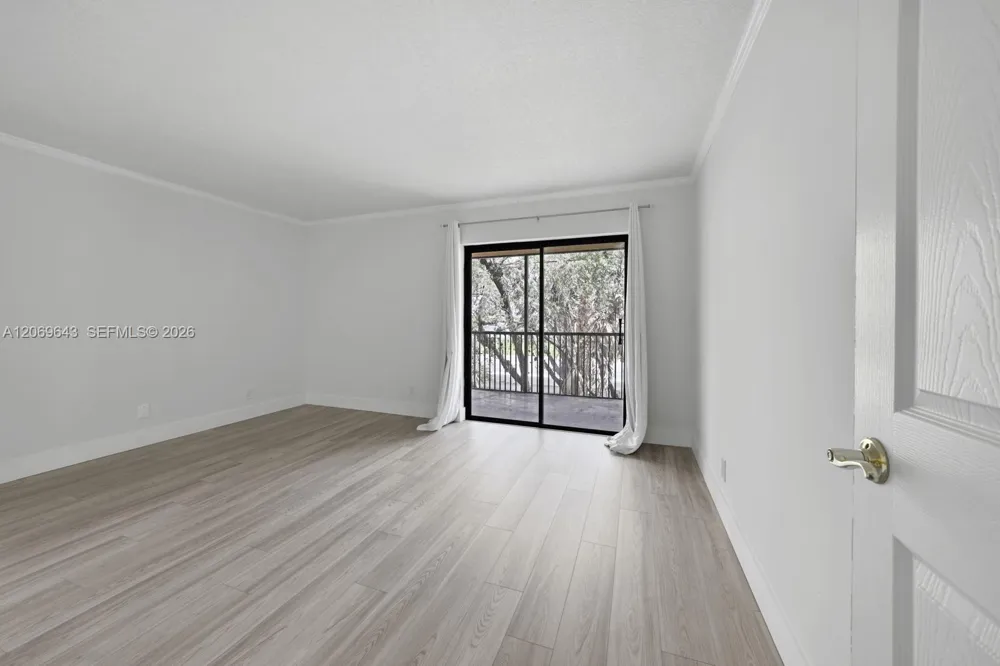 185 Lakeview Dr #201 Weston, FL 33326