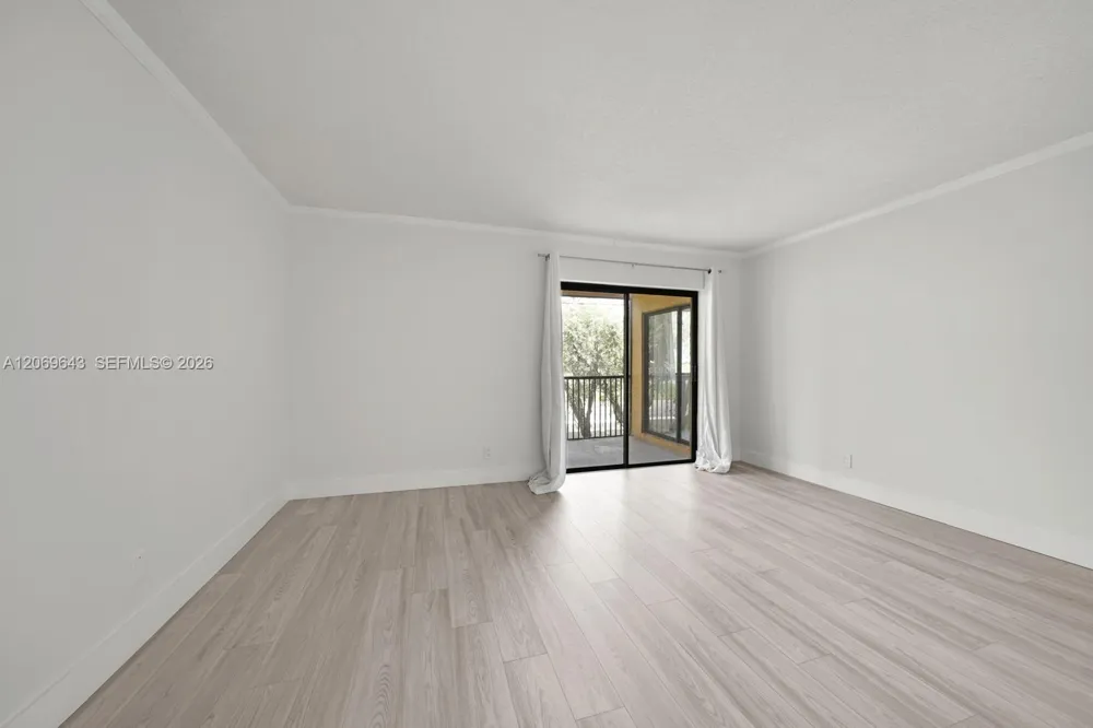 185 Lakeview Dr #201 Weston, FL 33326
