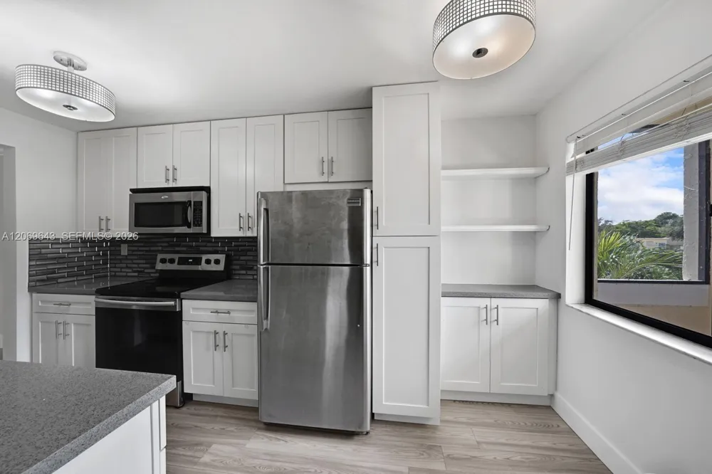 185 Lakeview Dr #201 Weston, FL 33326