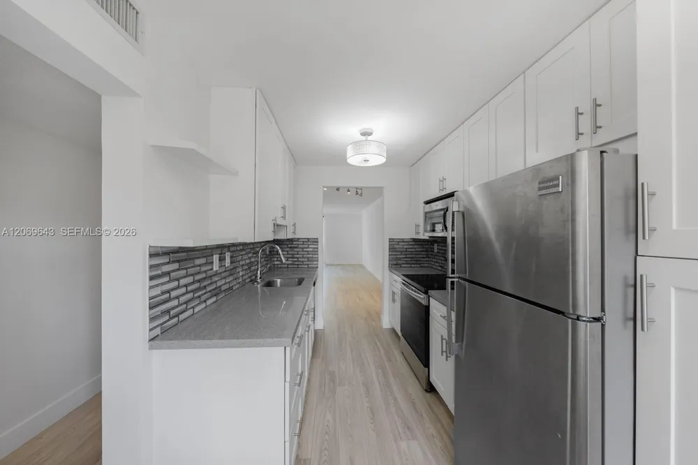 185 Lakeview Dr #201 Weston, FL 33326