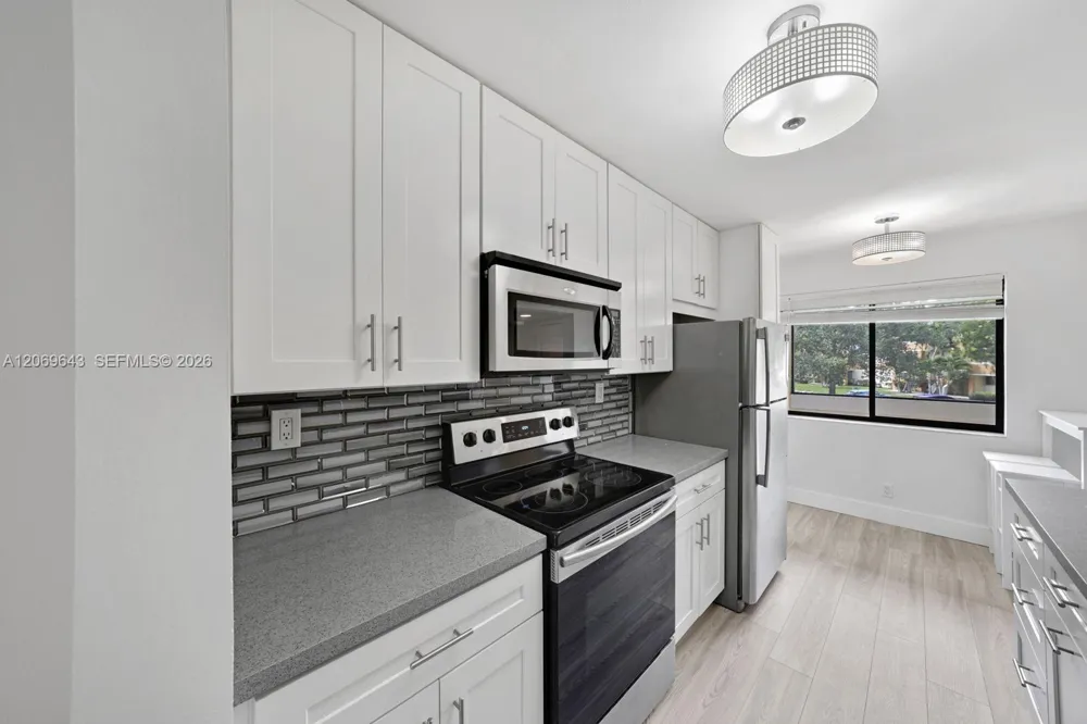 185 Lakeview Dr #201 Weston, FL 33326