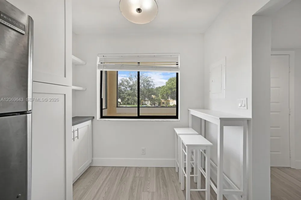 185 Lakeview Dr #201 Weston, FL 33326