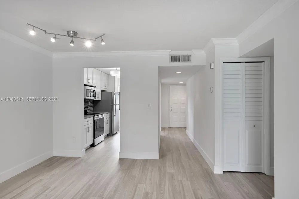 185 Lakeview Dr #201 Weston, FL 33326