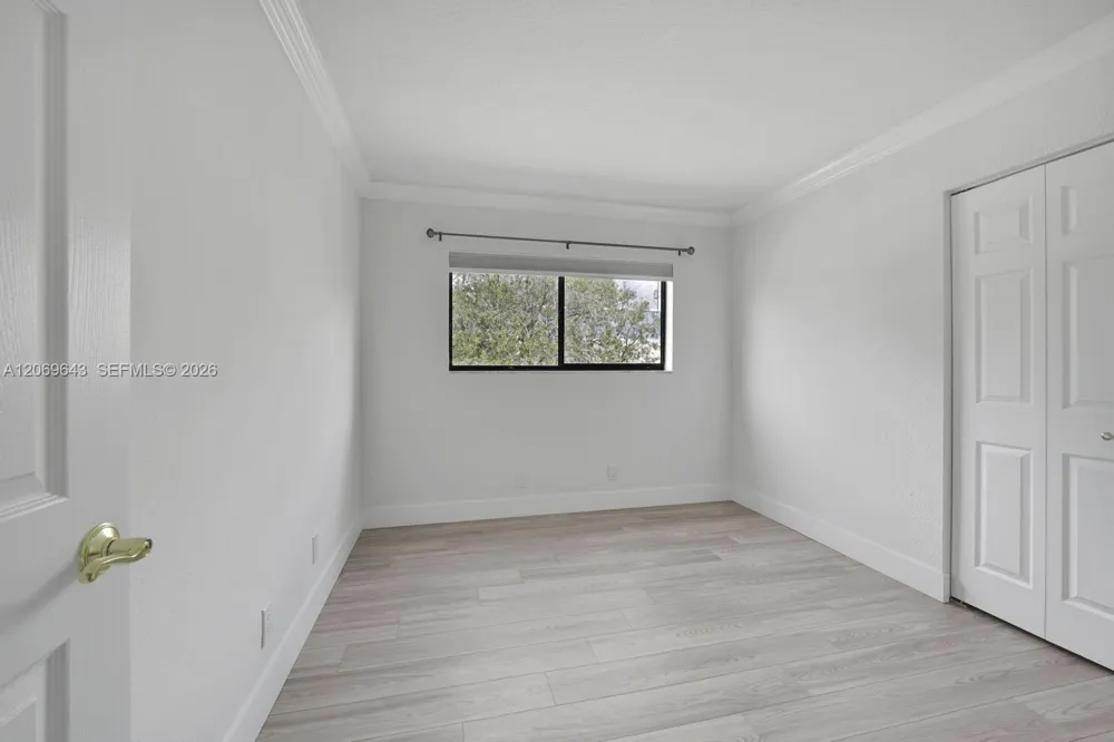 185 Lakeview Dr #201 Weston, FL 33326