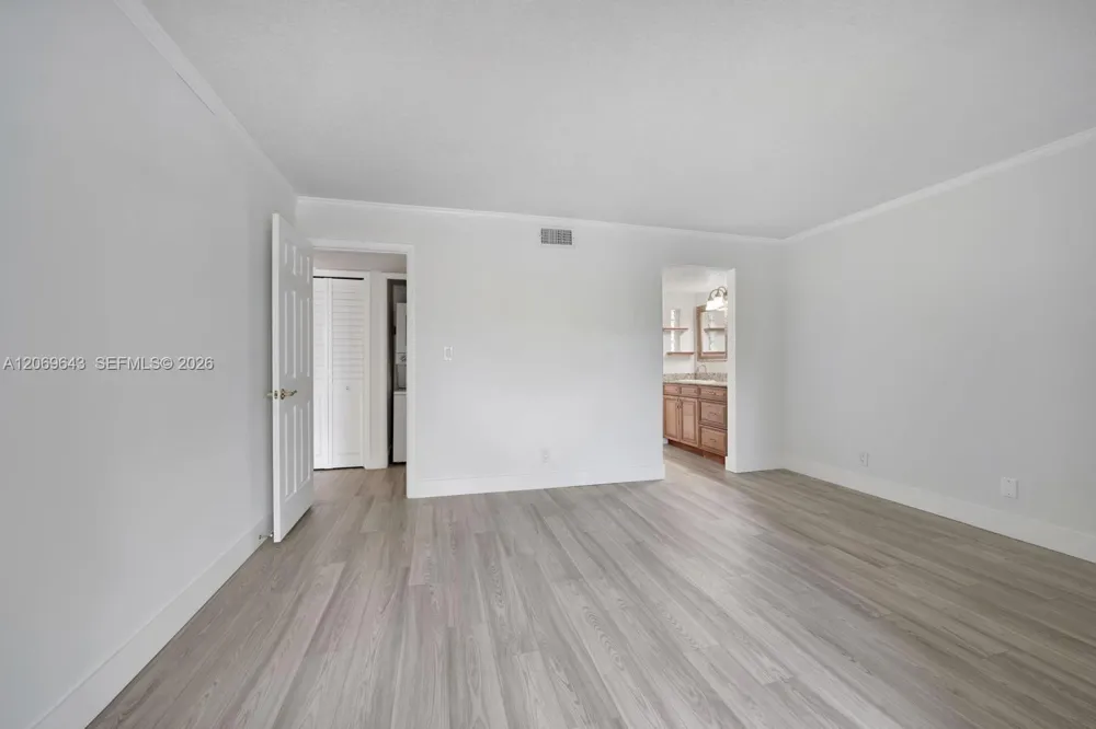185 Lakeview Dr #201 Weston, FL 33326