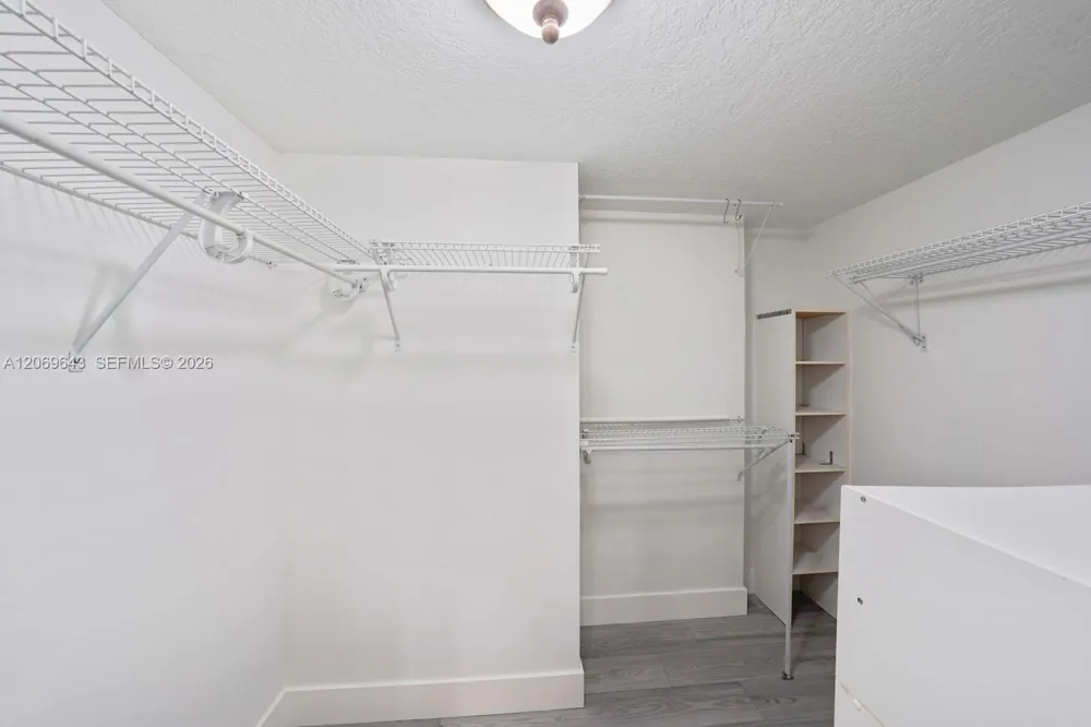185 Lakeview Dr #201 Weston, FL 33326