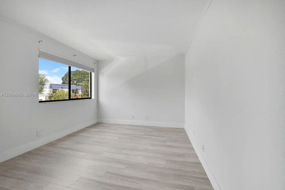 185 Lakeview Dr #201 Weston, FL 33326