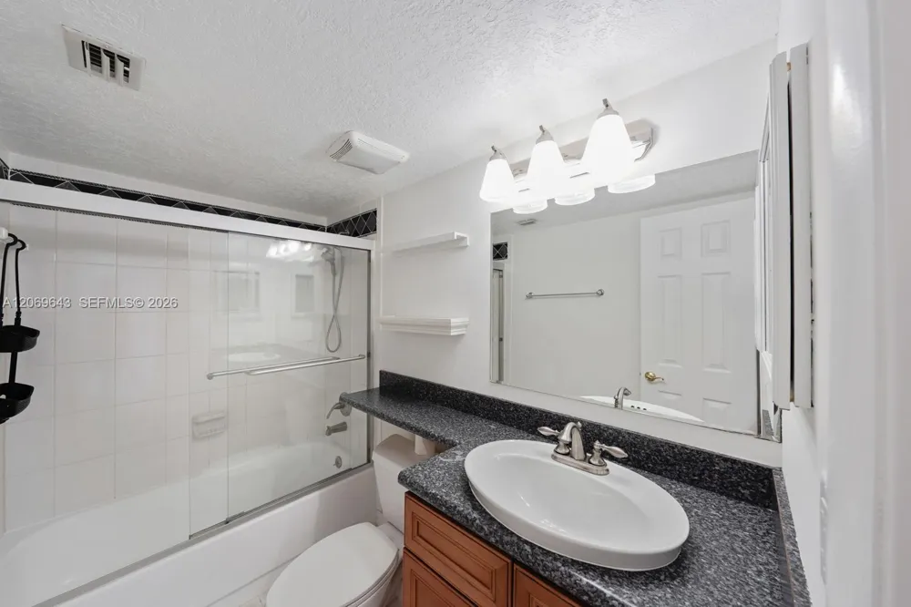 185 Lakeview Dr #201 Weston, FL 33326