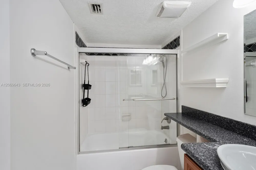 185 Lakeview Dr #201 Weston, FL 33326