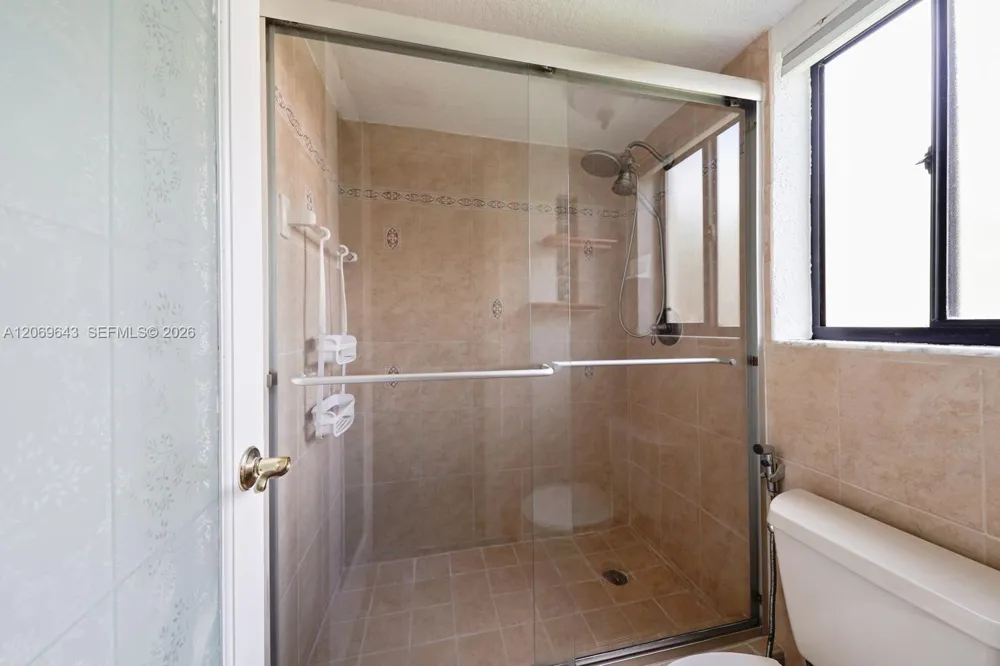 185 Lakeview Dr #201 Weston, FL 33326