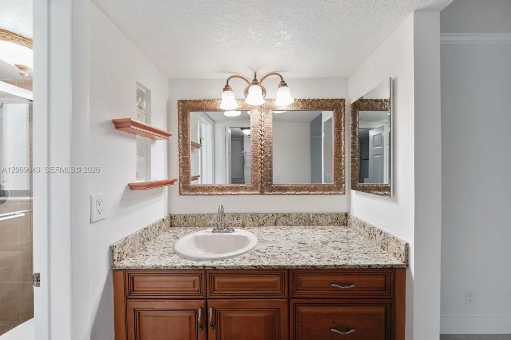 185 Lakeview Dr #201 Weston, FL 33326