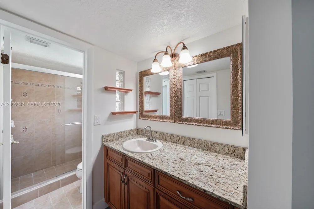 185 Lakeview Dr #201 Weston, FL 33326