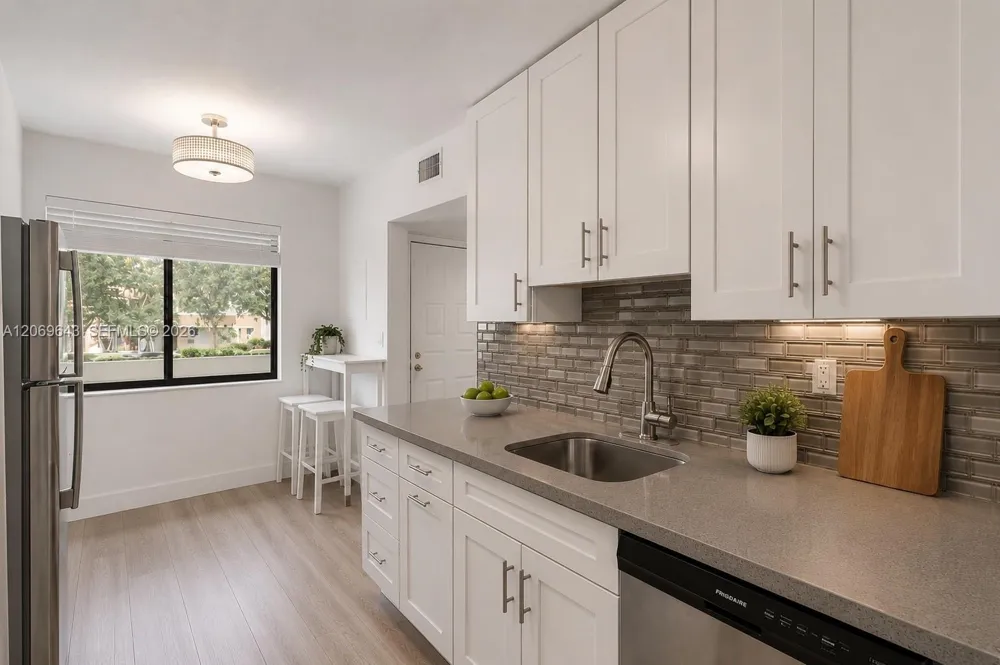 185 Lakeview Dr #201 Weston, FL 33326