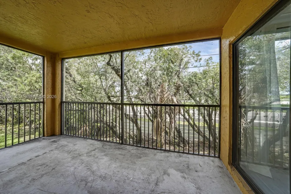 185 Lakeview Dr #201 Weston, FL 33326