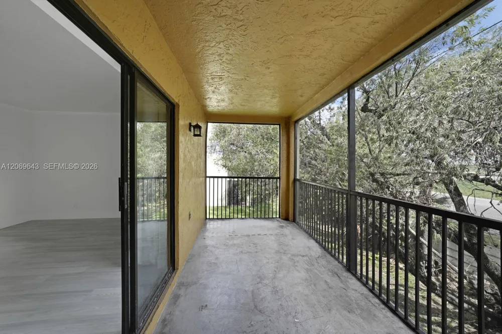 185 Lakeview Dr #201 Weston, FL 33326