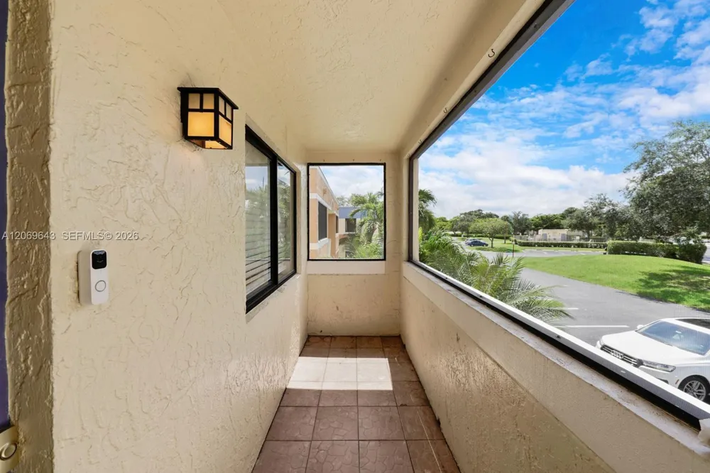 185 Lakeview Dr #201 Weston, FL 33326
