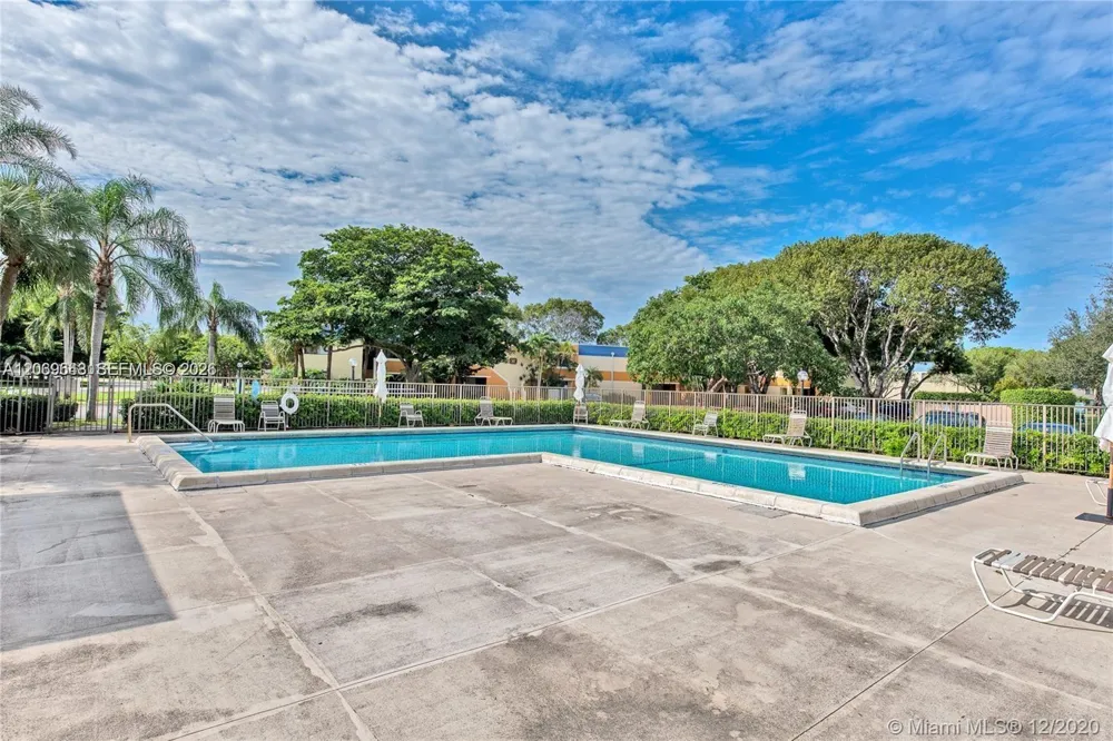 185 Lakeview Dr #201 Weston, FL 33326