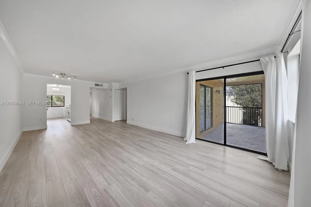 185 Lakeview Dr #201 Weston, FL 33326