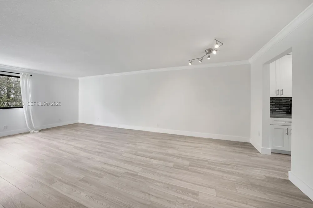 185 Lakeview Dr #201 Weston, FL 33326