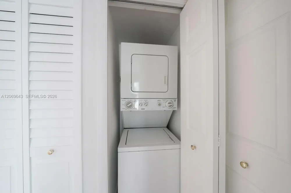 185 Lakeview Dr #201 Weston, FL 33326