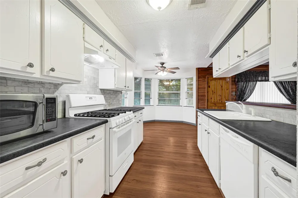 10406 Rocky Hollow Road La Porte, TX 77571