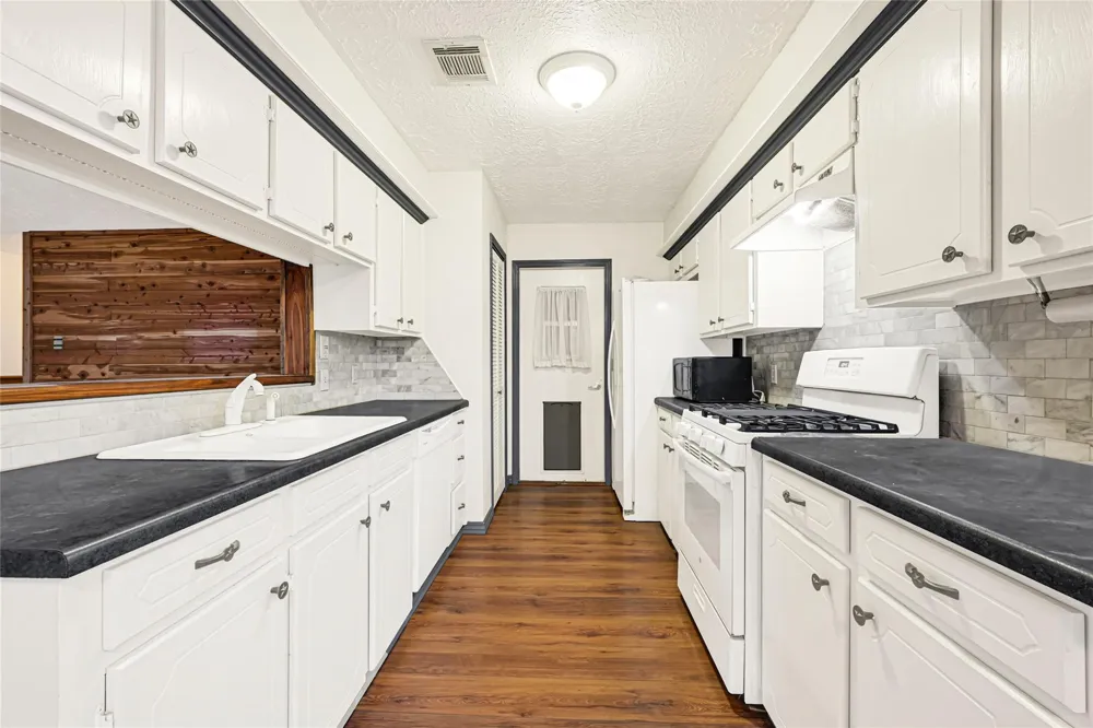 10406 Rocky Hollow Road La Porte, TX 77571