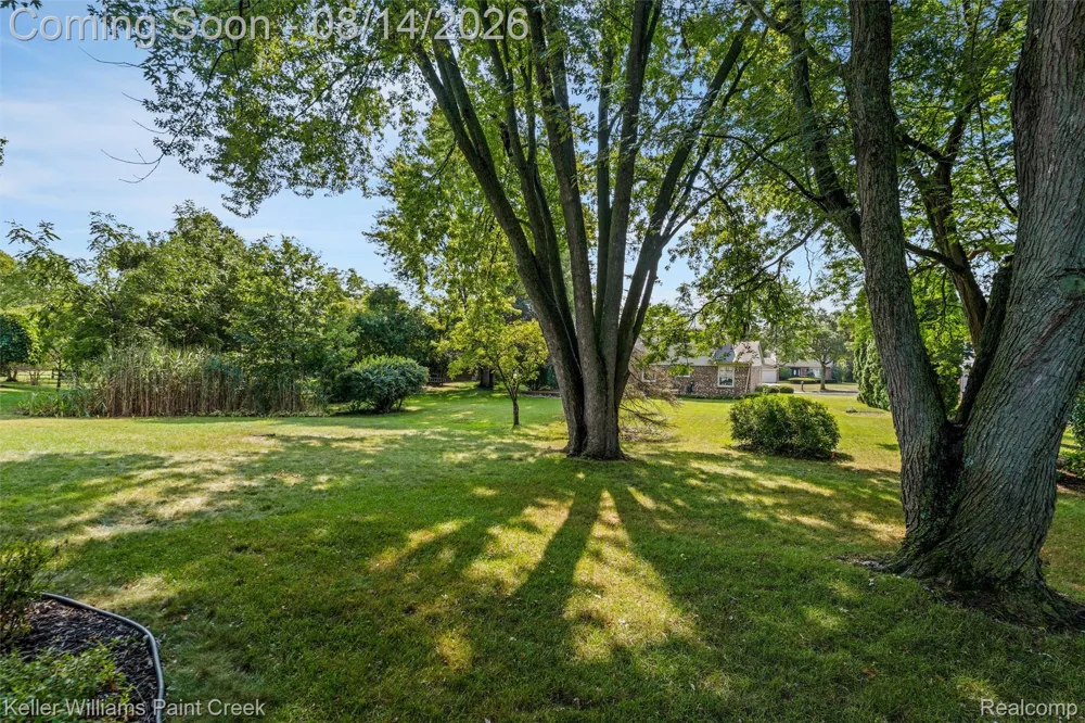 346 Folkstone Court Troy City, MI 48085