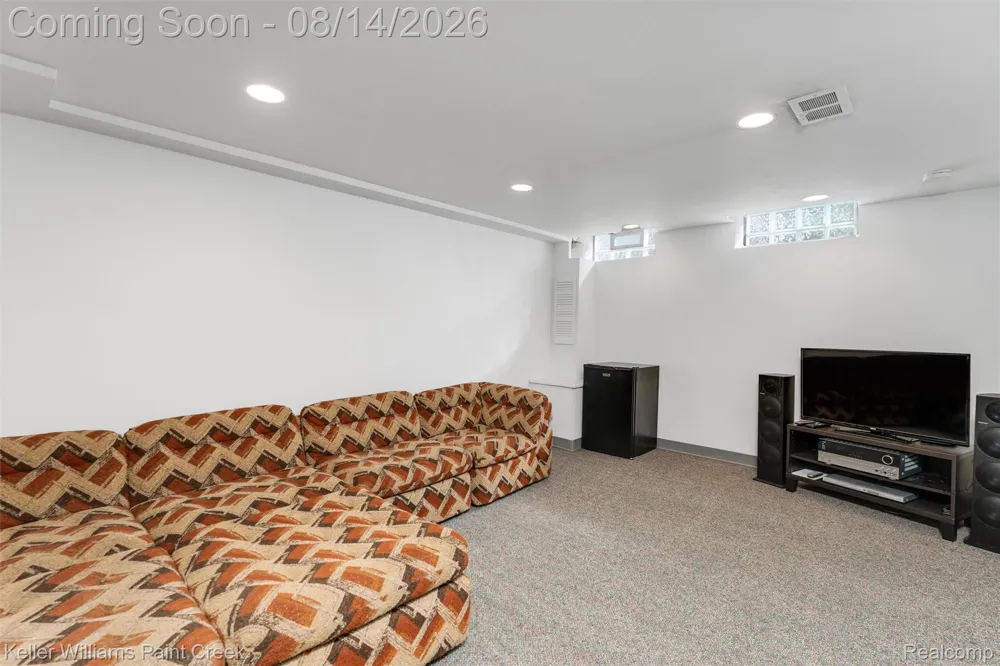 346 Folkstone Court Troy City, MI 48085