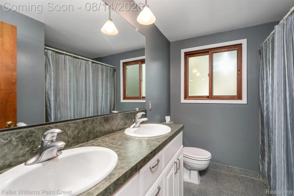 346 Folkstone Court Troy City, MI 48085