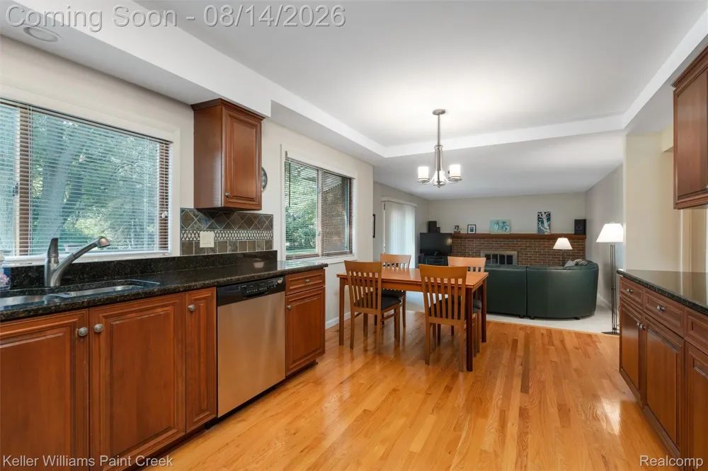 346 Folkstone Court Troy City, MI 48085