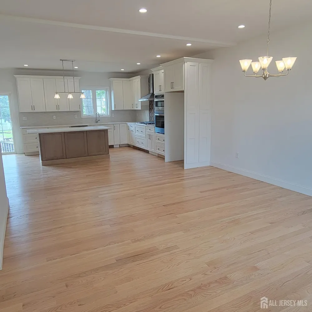 208 E James Place E Iselin, NJ 07095