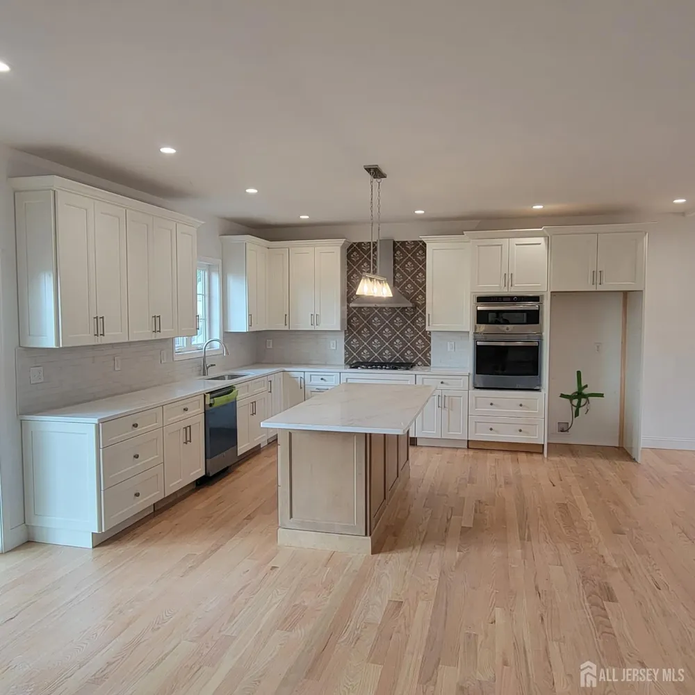 208 E James Place E Iselin, NJ 07095