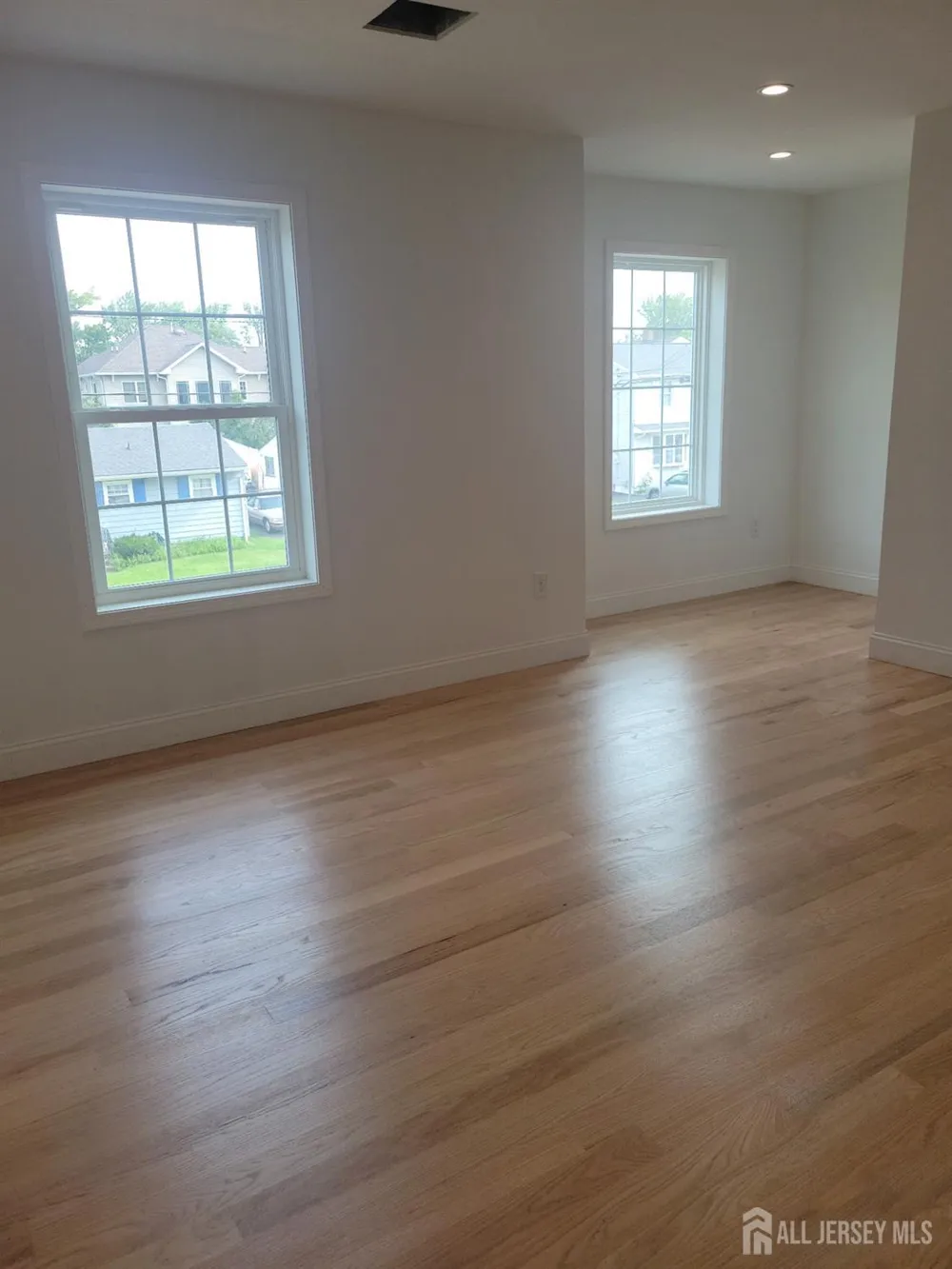 208 E James Place E Iselin, NJ 07095