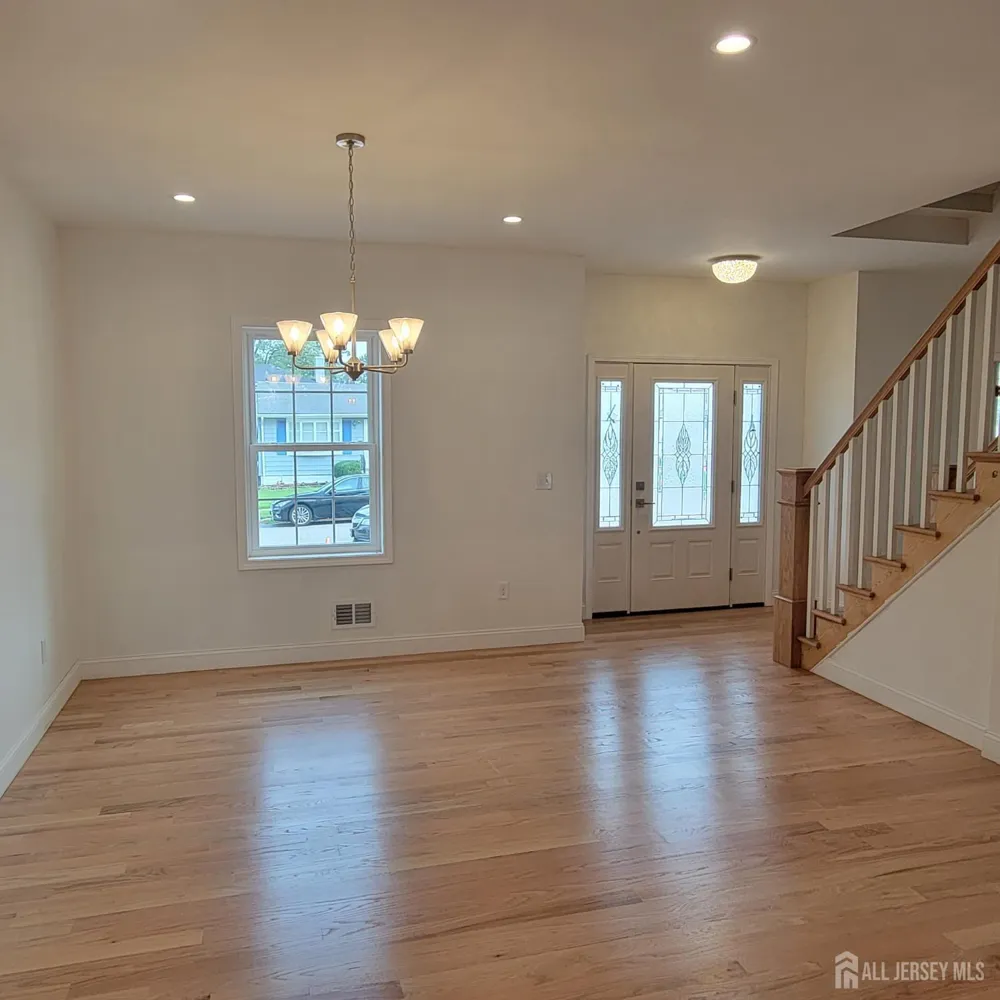 208 E James Place E Iselin, NJ 07095