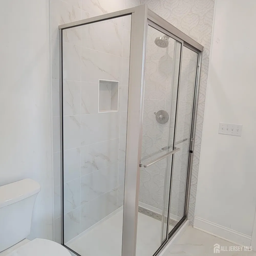 208 E James Place E Iselin, NJ 07095