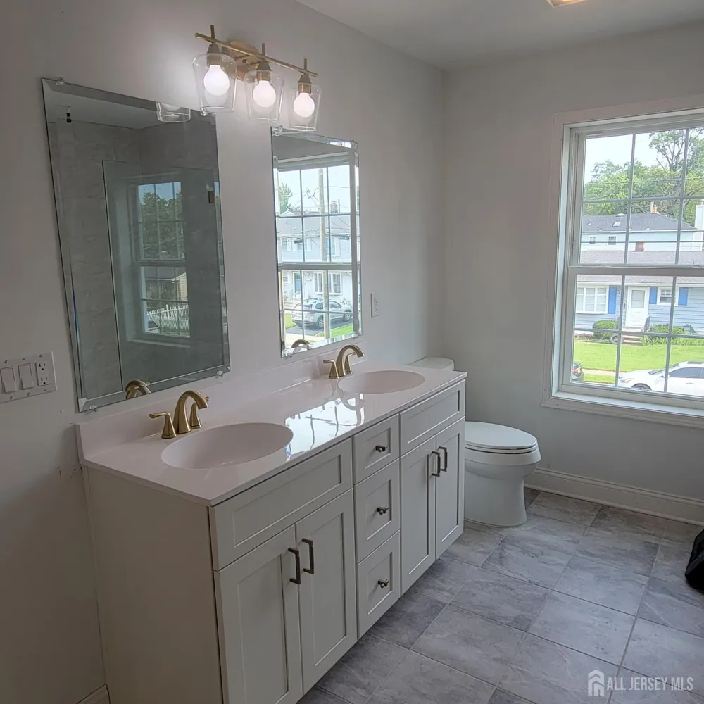 208 E James Place E Iselin, NJ 07095