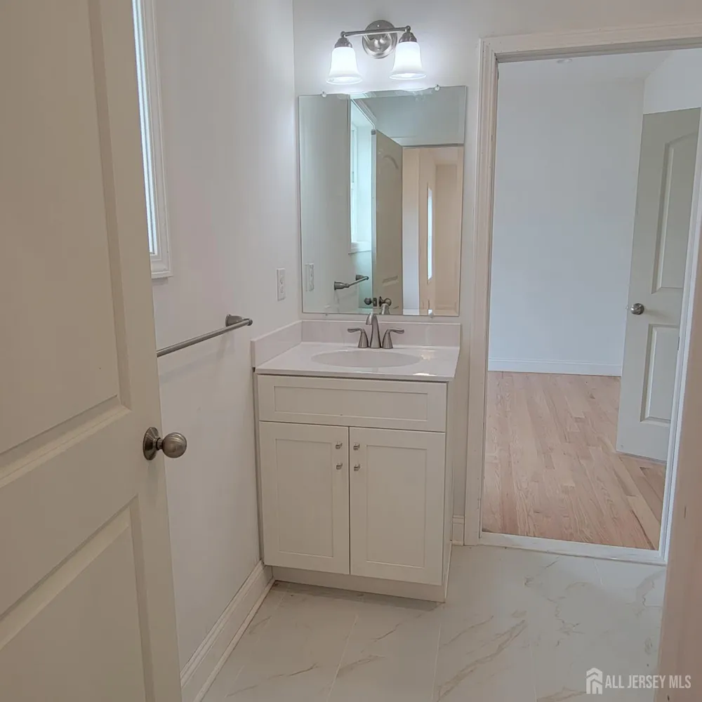 208 E James Place E Iselin, NJ 07095