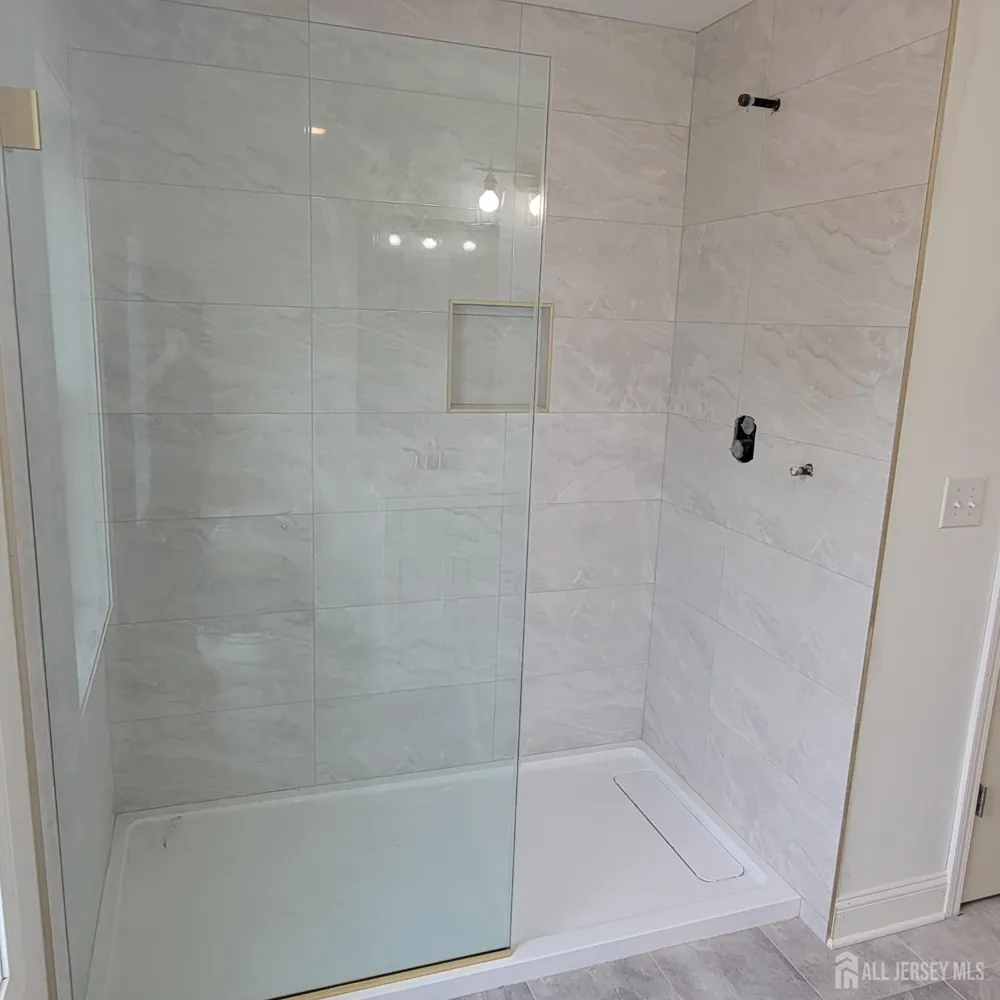 208 E James Place E Iselin, NJ 07095