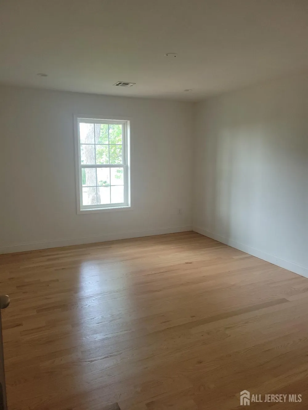 208 E James Place E Iselin, NJ 07095