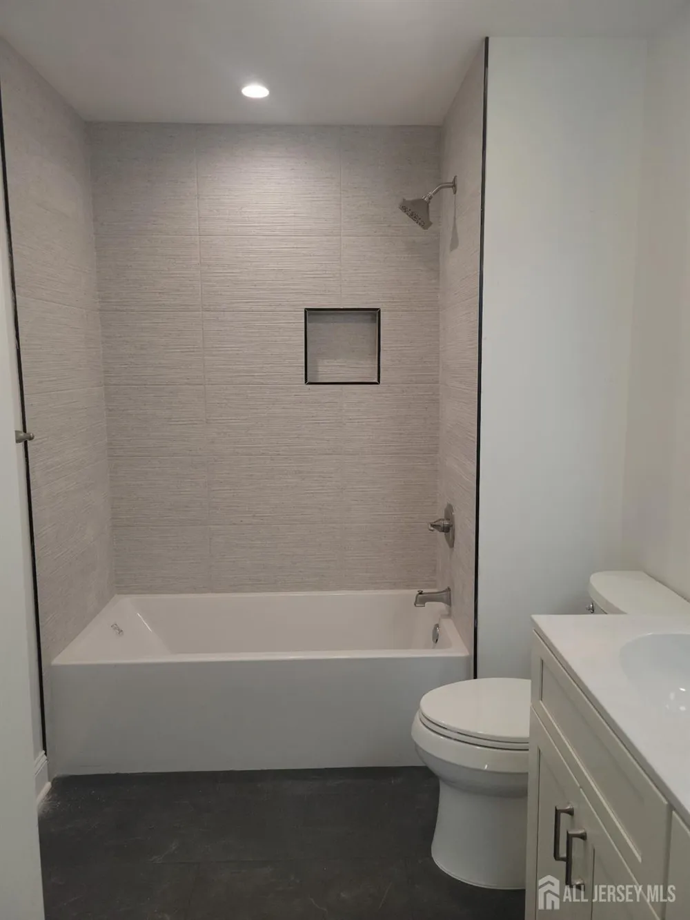 208 E James Place E Iselin, NJ 07095