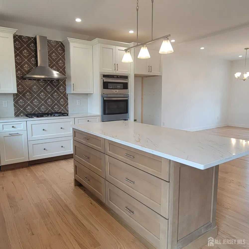 208 E James Place E Iselin, NJ 07095