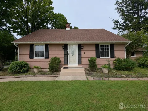 580 Village Road W