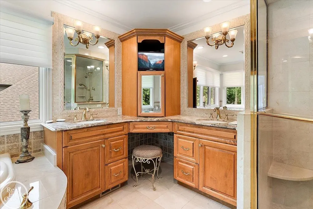 57177 Covington Drive Washington Township, MI 48094