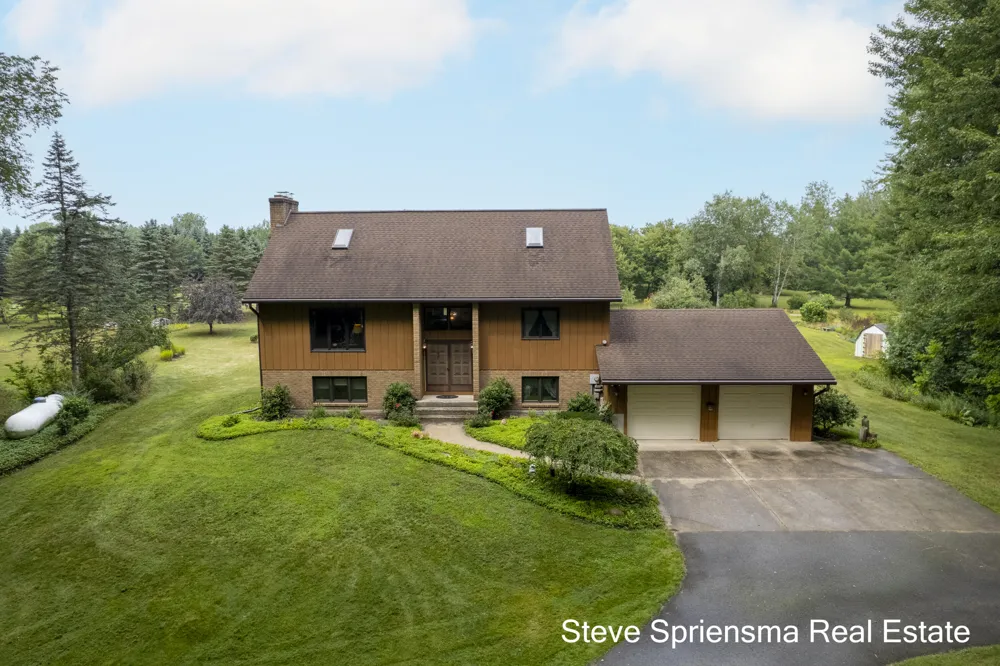 9541 Bass Drive Allendale, MI 49401