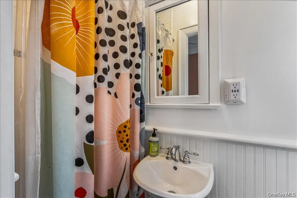 38-30 Douglaston Parkway #2G Douglaston, NY 11363