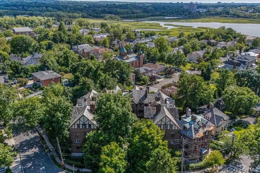 38-30 Douglaston Parkway #2G Douglaston, NY 11363